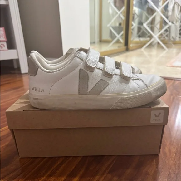 Veja Sneakers - Picture 2 of 7